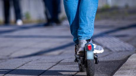 Eine 27-Jährige ist mit ihrem E-Scooter in Ingolstadt gestürzt und hat sich schwer verletzt. Ein Alkoholtest nach dem Unfall ergab einen Wert von 1,2 Promille.