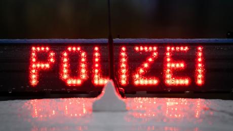 Die Polizei hat auf der B2 bei Donauwörth eine offenbar betrunkene Autofahrerin gestoppt. 