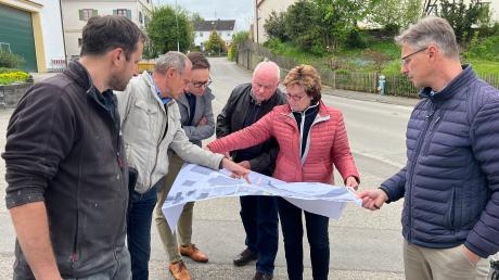 Landschaftsarchitekt Ferdinand Kaiser (links) und Bürgermeister Josef Wecker erklären den Bürgerinnen und Bürgern, wie das Dorf verschönert werden soll.