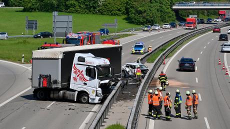 An dem Unfall an der Anschlussstelle Landsberg Nord waren ein Lkw und ein Pkw beteiligt.