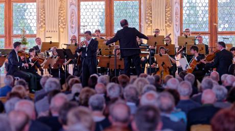 Das Münchner Rundfunkorchester spielte unter der Leitung von Dirigent Rinaldo Alessandrini mit Stargast Matthias Höfs im Oettinger Residenzschloss.