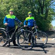 Die beiden Polizisten Marcus Praschivka und Andreas Dorweg sind mit ihrem Dienstrad zum Oberrieder Weiher gefahren.