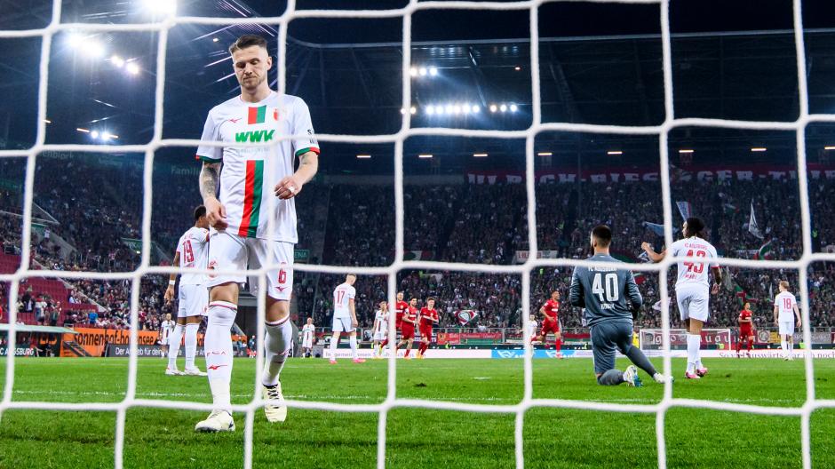 Nichs zu holen gab es für den FC Augsburg im Heimspiel gegen den VfB Stuttgart, wie an Jeffrey Gouweleeuw zu sehen ist.