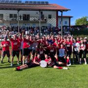 Der TSV Wertingen bejubelt seinen historischen Erfolg.