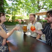 Nutzten das gute Wetter, um sich im Augsburger Biergarten auf ein kühles Getränk zu treffen (von links): Nadine Holzer, Dominik Hofmann und Matheos Fokidis.