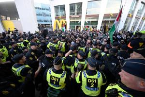Demonstranten stehen der Polizei gegenüber während eines Protests gegen die Teilnahme der israelischen Teilnehmerin Eden Golan vor dem Finale des Eurovision Song Contest.