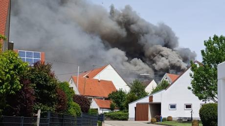 Eine riesige Rauchwolke stand über Mündling, als das landwirtschaftliche Anwesen am Samstag brannte.