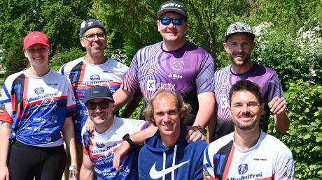 Die Helfer aus dem Triathlonverein Günzburg bildeten im Umfeld des Schwimmbeckens (unser Bild) und in allen anderen Bereichen ein top gelauntes und perfekt eingespieltes Team.