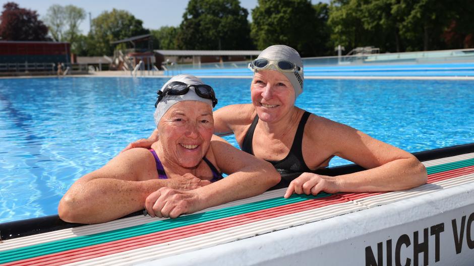 Irmgard Gassner (links) und Sonja Schilling zählten am Samstag zu den ersten Badegästen im Familienbad am Plärrer. Die Freibad-Saison in Augsburg hat begonnen.