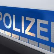 Eine Autofahrerin ist nach einem Unfall auf der B2 bei Meitingen schwer verletzt, berichtet die Polizei. 