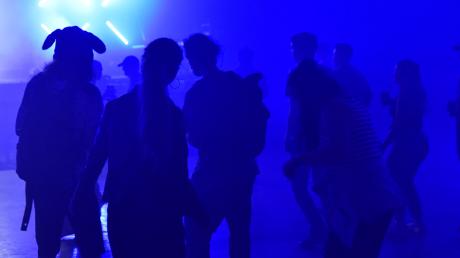 Rave auf der Eishalle: Die Eishalle wurde beim Syrens-Festival zum Dancefloor.