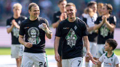 Einen emotionalen Abschied gab es für Gladbachs Patrick Herrmann (rechts), der nach 350. Spielen für die Borussia seine aktive Karriere beendet. Links neben ihm Teamkollege Tony Jantschke, der ebenfalls verabschiedet wurde. 