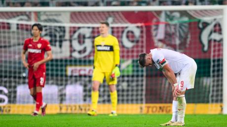 Der FC Augsburg (im Bild ein enttäuschter Ermedin Demirovic) ist auf der Zielgeraden der Bundesliga eingebrochen.