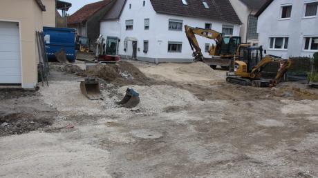 Die Nadlergasse in Monheim wird derzeit grundlegend saniert und neu gestaltet. Die Maßnahme ist im Haushalt mit 680.000 Euro angesetzt.