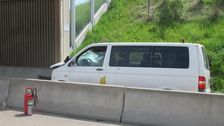 Mehrere Verletzte sind nach einem Unfall auf der A8 bei Zusmarshausen zu verzeichnen. Der Fahrer eines Kleintransporters hatte die Kontrolle über sein Fahrzeug verloren.