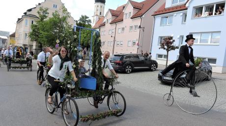 Eine Huldigung an das Fahrrad und seine Geschichte war der Festumzug zum 125-jährigen Gründungsjubiläum des Radfahrervereins Burgheim.
