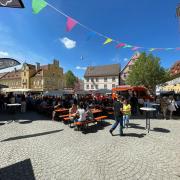 Die Plätze im Schatten des Kirchturms waren beim gut besuchten Streetfoodmarkt in Weißenhorn begehrt.