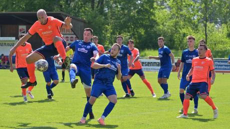 Der TSV Rain II (mit Michael Haid, vorne rechts in Blau) gewann beim FC Günzburg (mit Stefan Smolka).