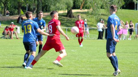 Der SV Offenhausen (rote Trikots) sicherte sich mit einem Remis den Klassenerhalt in der Bezirksliga.
