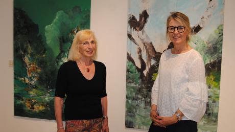 Zwei Künstlerinnen im Gespräch: Rita Höfler und Brigitte Weber. Nicht auf dem Bild sind Klaus Fliege und Rainer Müller.