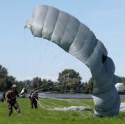 Fallschirmjäger aus mehreren Nato-Staaten üben im Rahmen des Manövers "Swift Respinse" in Rumänien.