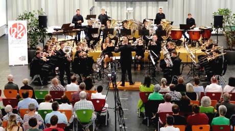 Die Brass Band Unterallgäu unter Leitung von Michael Fischer gab ein Konzert in der großen Aula der Staatlichen Realschule Vöhringen und begeisterte mit moderner Blasmusik an die 500 Besucher.