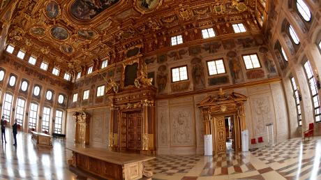 Der Goldene Saal im Rathaus ist 14 Meter hoch. Die hölzernen Elemente und die Decke sind mit Blattgold verziert. 