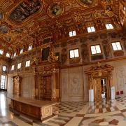 Der Goldene Saal im Rathaus ist 14 Meter hoch. Die hölzernen Elemente und die Decke sind mit Blattgold verziert. 