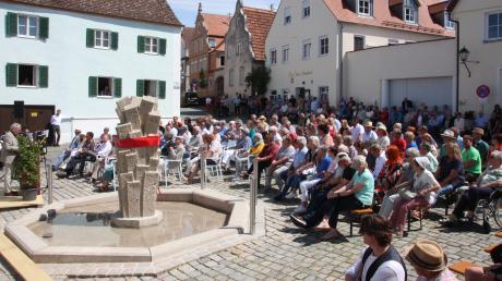 Mit einem Fest weihte die Stadt Wemding zusammen mit der Familie Schneid den neu errichteten Brunnen am alten Saumarkt ein. Links am Rednerpult: Theo Knoll.