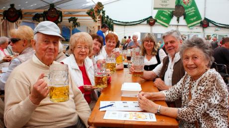 Stadtfest
Die AWO-Stadtbergen hat beim Senioren-Mittagstisch in Stadtbergen sichtlich Spaß. Trotz des neuen Unkostenbeitrags waren die Tische im Bierzelt gut gefüllt.
