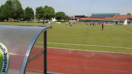 Aufwendig saniert werden sollen der Fuchstaler Fußballplatz und die davor liegende Laufbahn.