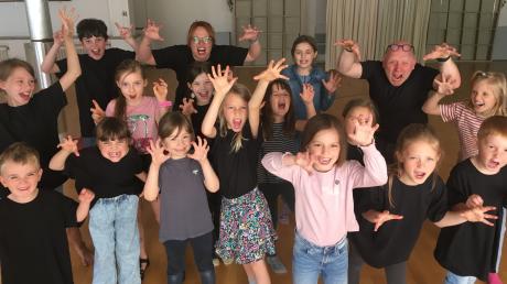 Bei der Neuburger Theaterakademie von Sepp und Kerstin Egerer sind etwa 20 Kinder dabei. Bei zahlreichen Spielen können sich die Kinder ausprobieren.