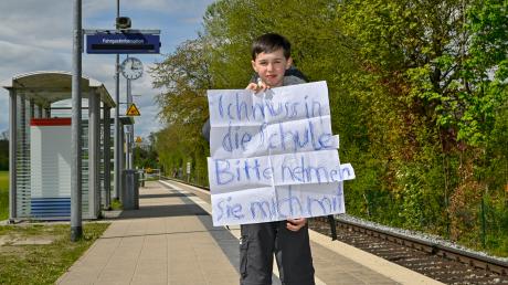 Noah (7 Jahre) aus St. Alban kann morgens nicht mehr mit der BRB zur Schule nach Schondorf fahren, weil der Zug um die Zeit hier nicht mehr hält.