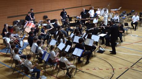 In schwarz das SBO und das B-Orchester der Juka (weiße Oberteile) beeindruckten das Publikum in der Max-Kreitmayr-Halle in Friedberg.

