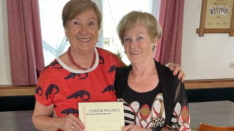 Für zehnjährige Mitgliedschaft wurde Kriemhilde Bergmann (links) von der stellvertretenden Kreisobfrau Christa Eichler mit einer Ehrenurkunde ausgezeichnet.