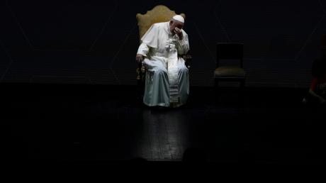 Papst Franziskus wird von zahlreichen Mitarbeitenden im Vatikan kritisiert: Sie fordern bessere Arbeitsbedingungen und drohen nun mit einer Sammelklage.