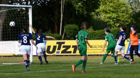 Die Abwehrspielerinnen und die Torfrau des SV Wattenweiler können nur noch dem Ball nachschauen, den Veronika Jakl (Nummer 17) zum 1:0 ins Netz köpft.