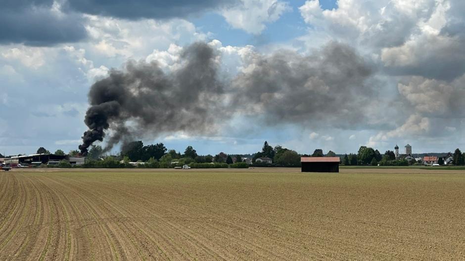 Die Rauchsäule beim Brand in Inningen war weit zu sehen, die Feuerwehr Augsburg rückte mit einem Großaufgebot an.