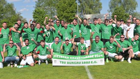 Meisterfeier auf dem Rasen: Der TSV Burgau hat mit dem 6:0 gegen Verfolger SV Villenbach den Titel in der Kreisklasse West 1 geholt. Die entsprechenden T-Shirts waren schnell zur Hand.
