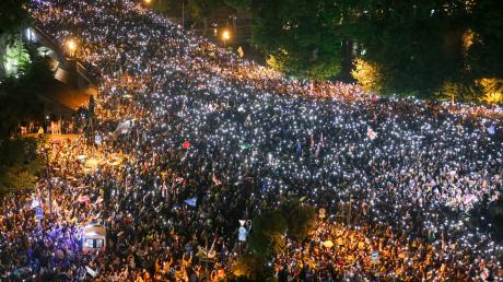Zehntausende Demonstranten protestierten am Samstag vor dem Parlamentsgebäude in Tiflis gegen ein Gesetz, das die Arbeit ausländischer Nichtregierungsorganisationen im Land beschneiden soll. 