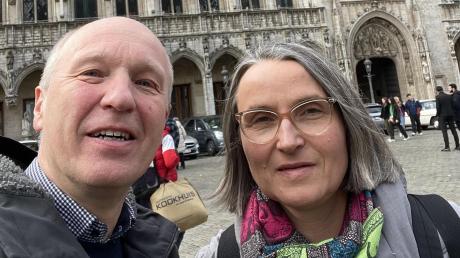Das Foto zeigt Pfarrerin Katja Baumann und ihren Mann Martin in Brüssel. Im Hintergrund der Grand-Place, der zum UNESCO-Weltkulturerbe zählt und als einer der schönsten Plätze der Welt gilt.