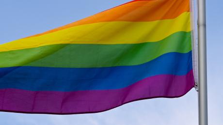 Die Regenbogenfahne. Sie wird sicher auch auf der Demo in Ulm gegen Queerfeindlichkeit zu sehen sein. 