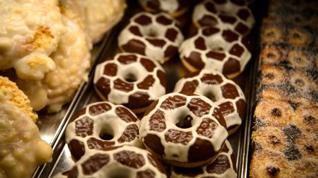 Taco Bell und Krispy Kreme wollen noch dieses Jahr nach Deutschland kommen. Ob Krispy Kreme auch Fußball-Donuts wie die Bäckerei auf dem Bild anbieten wird, wird sich zeigen.