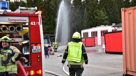 Die Freiwillige Feuerwehr Wehringen soll ein neues Einsatzfahrzeug bekommen. Das Bild zeigt eine Übung im Wehringer Gewerbegebiet Auwald.