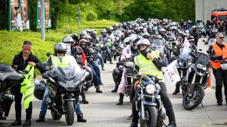Motorräder so weit das Auge reicht. 450 nahmen an der Benefizfahrt von "Bikers for Kids" zu Gunsten des querschnittsgelähmten Timo aus Gersthofen teil.