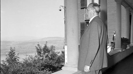 Bundeskanzler Konrad Adenauer im Jahr 1952 auf dem Bürgenstock in der Schweiz. 