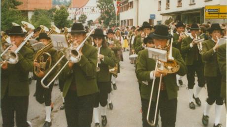Schon mehrmals ist das Bezirksmusikfest in Dinkelscherben ausgerichtet worden: Wie hier 1986 wird auch heuer der große Festumzug wieder ein Höhepunkt.
