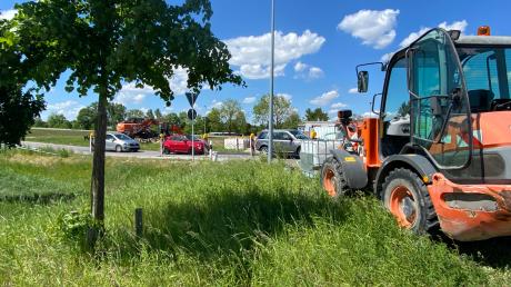 Die Baumaschinen stehen schon. Diese Woche soll es losgehen mit den Sanierungsarbeiten am Kreisverkehr an der Wertinger Umgehungsstraße. 