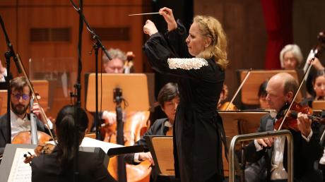 Augsburger Philharmoniker Sinfoniekonzert mit Dirigentin Anna Skryleva im Kongress am Park. 