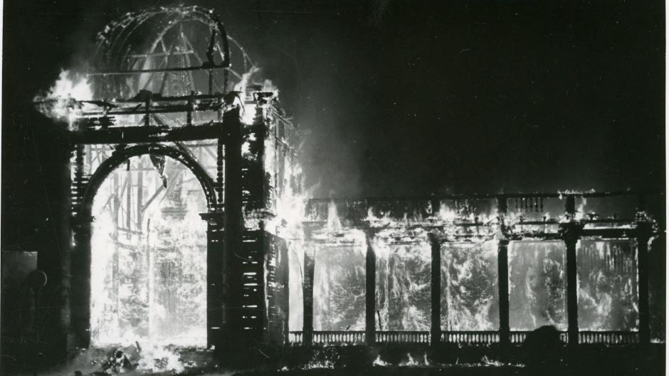 Postkarte vom Brand der Sängerhalle im Augsburger Stadtgarten. Die Karte wurde bewusst mit 1. Mai 1934 beschriftet. Das Feuer ist aber schon am Abend des 30. April entstanden.